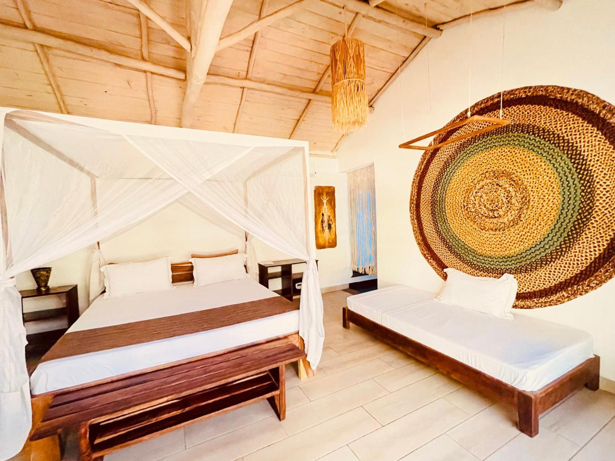 Vovo Telo Lodge Toliara Bagian luar foto