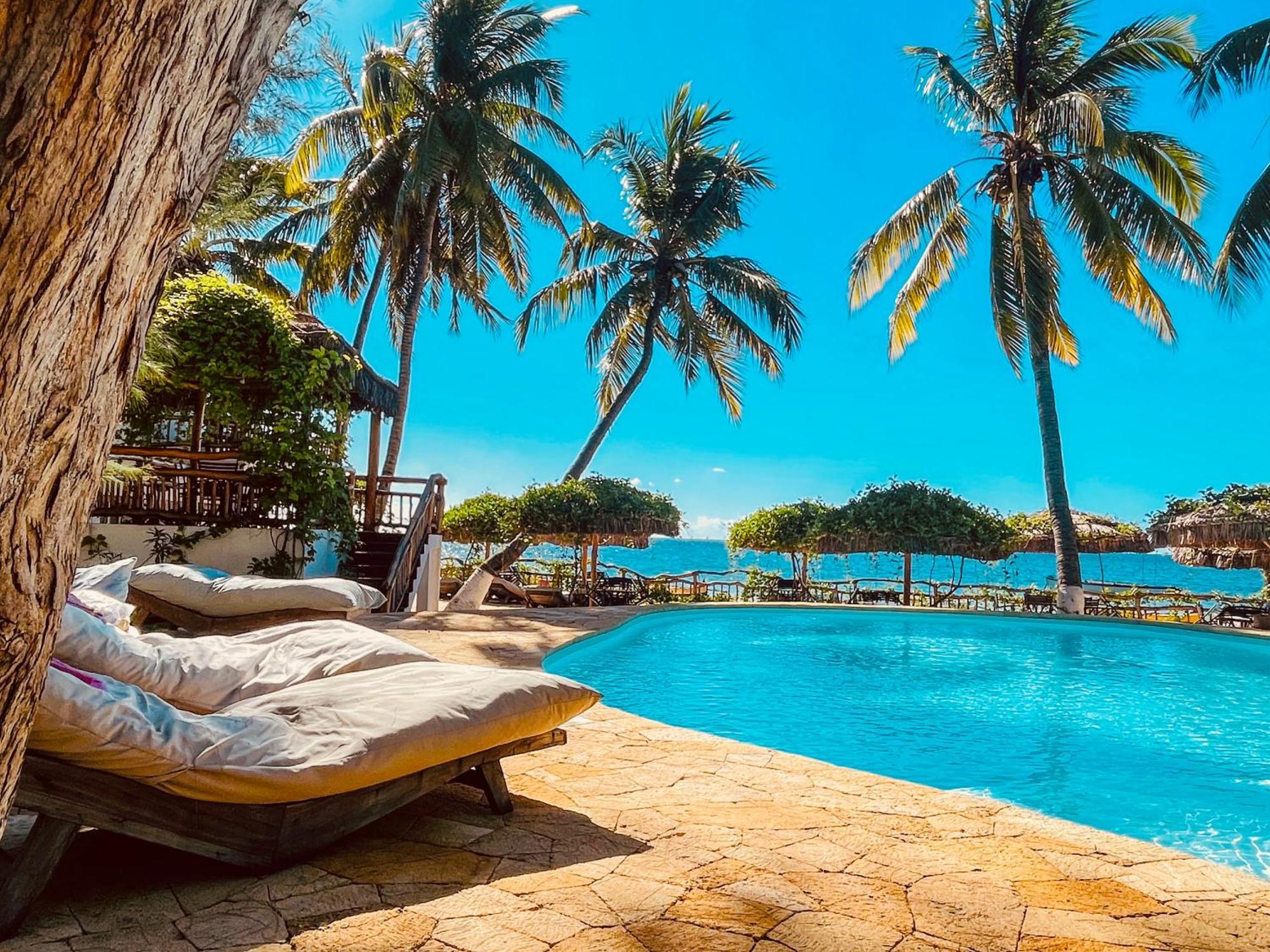 Vovo Telo Lodge Toliara Bagian luar foto