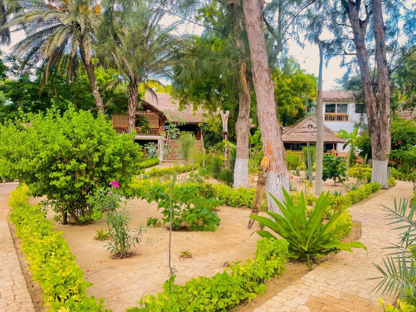 Vovo Telo Lodge Toliara Bagian luar foto