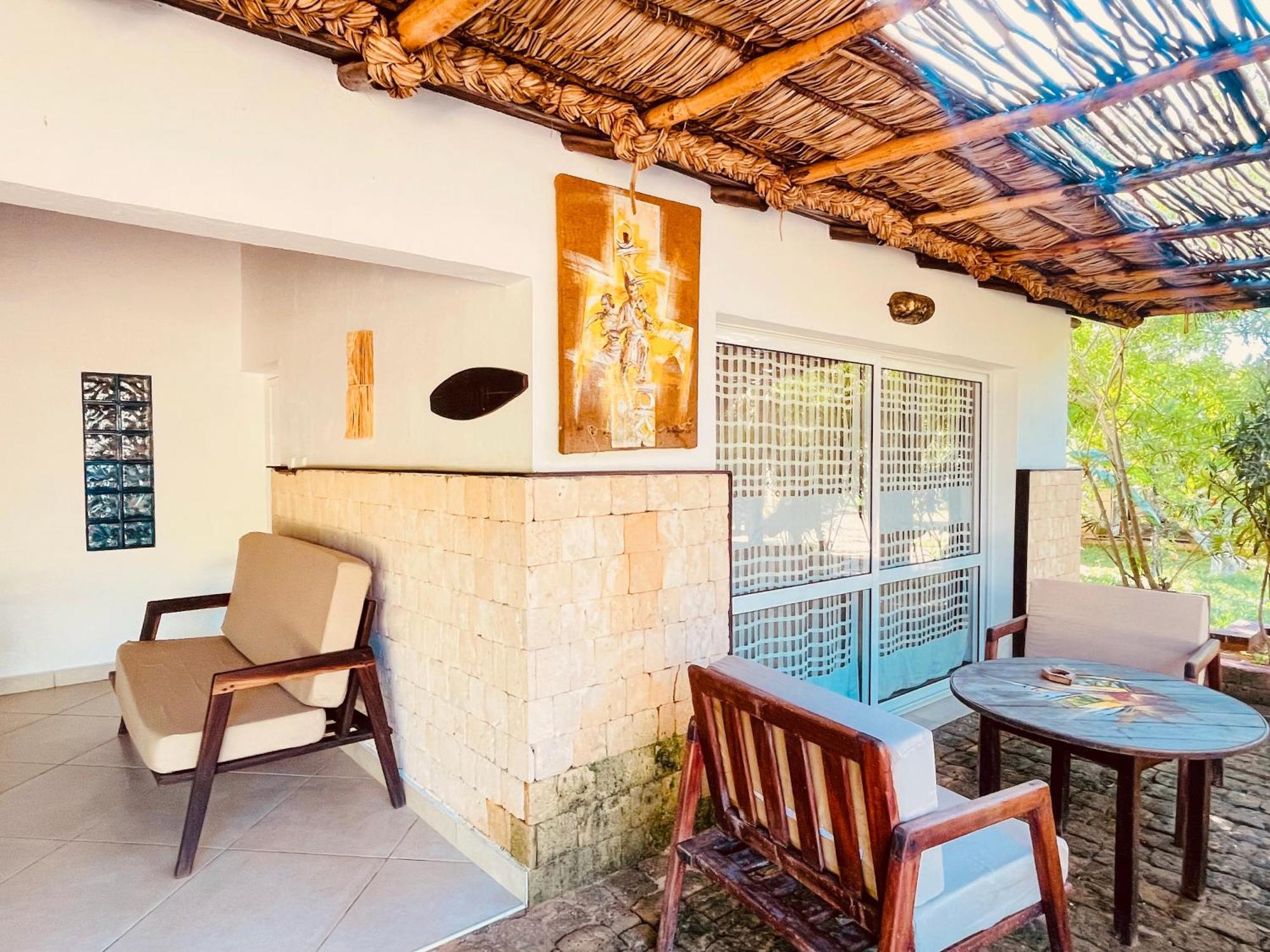 Vovo Telo Lodge Toliara Bagian luar foto
