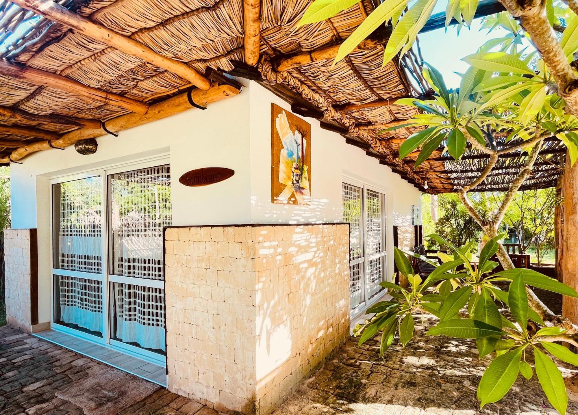 Vovo Telo Lodge Toliara Bagian luar foto