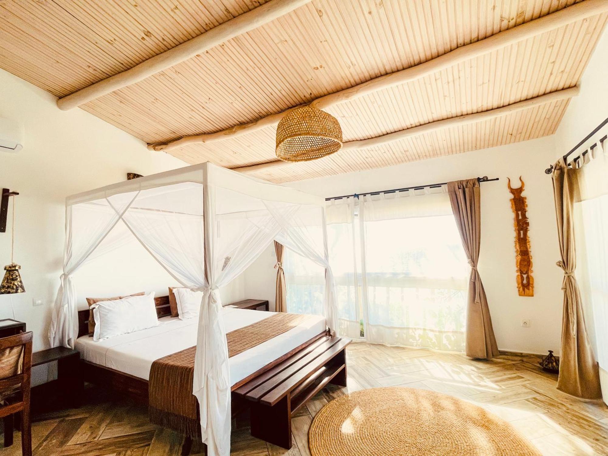 Vovo Telo Lodge Toliara Bagian luar foto
