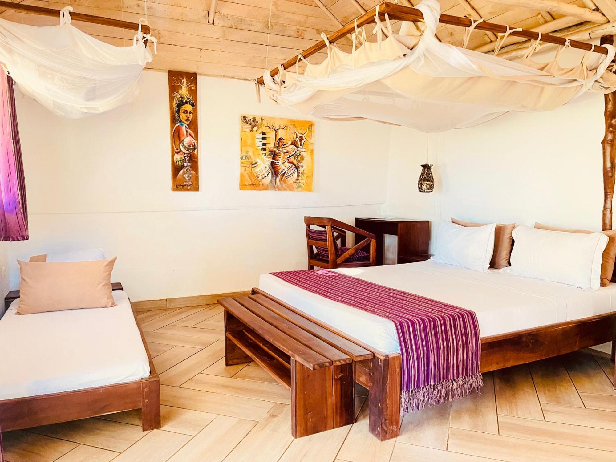 Vovo Telo Lodge Toliara Bagian luar foto