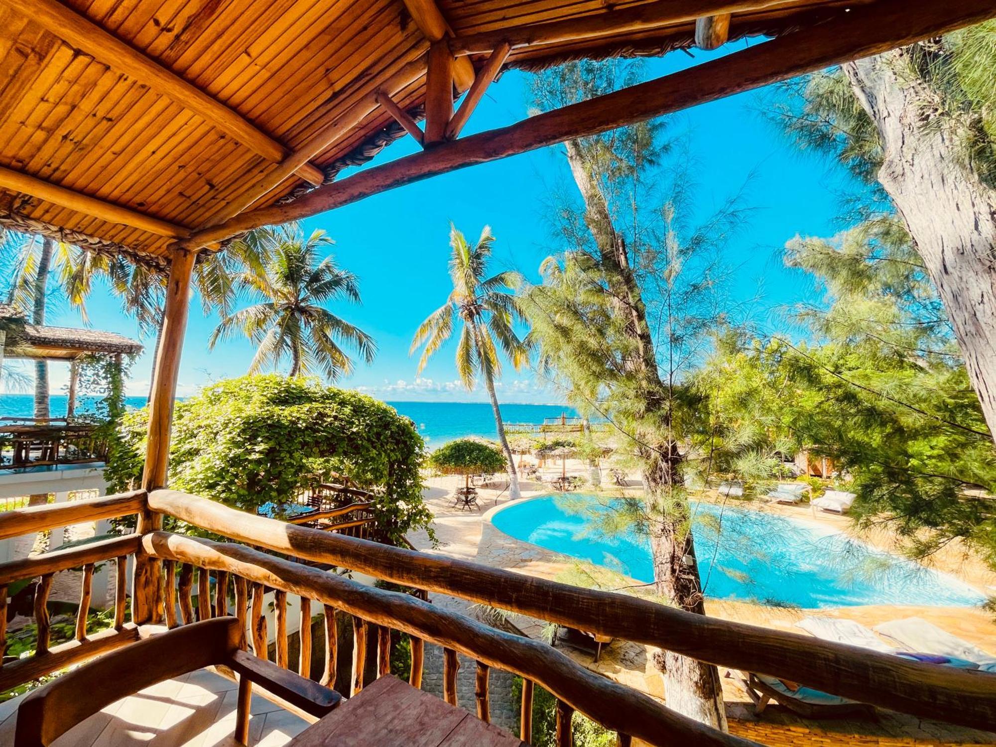 Vovo Telo Lodge Toliara Bagian luar foto