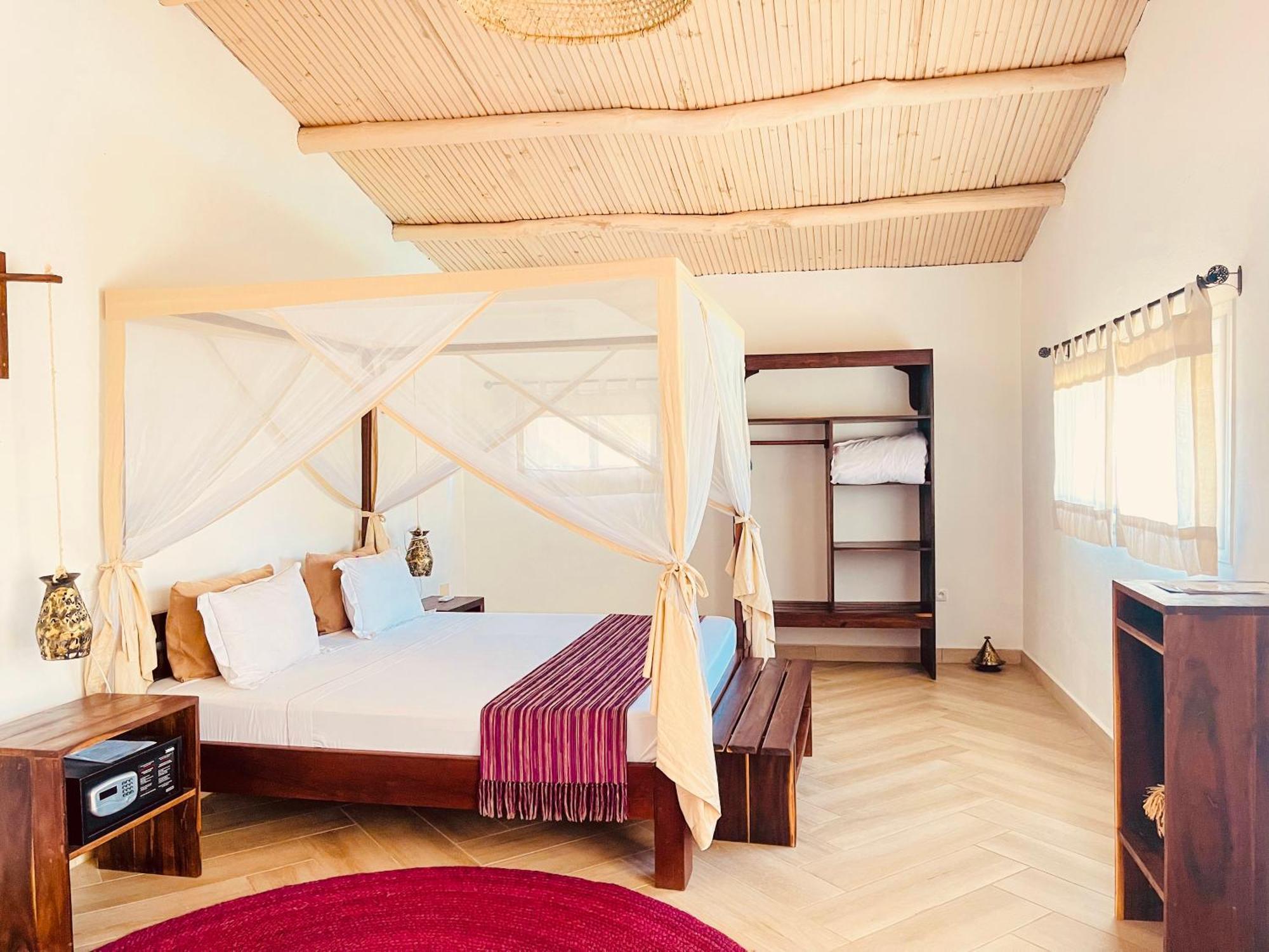 Vovo Telo Lodge Toliara Bagian luar foto