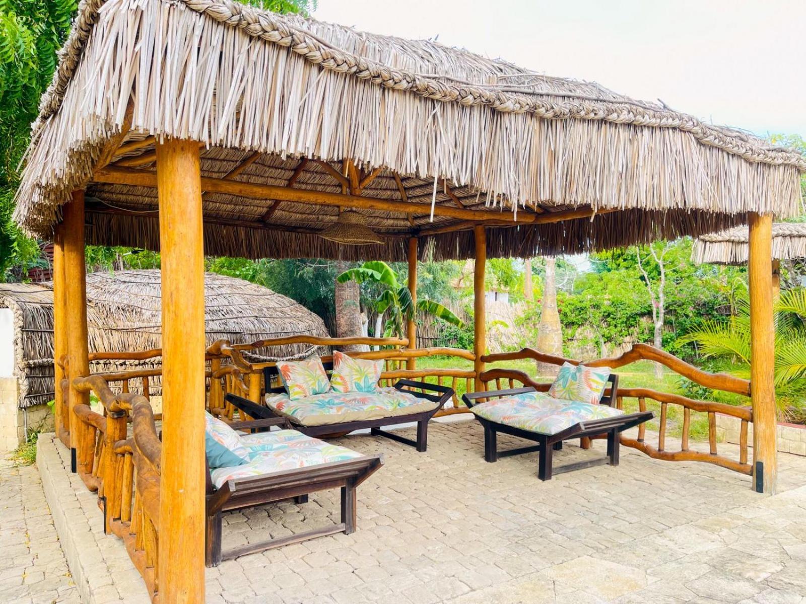 Vovo Telo Lodge Toliara Bagian luar foto