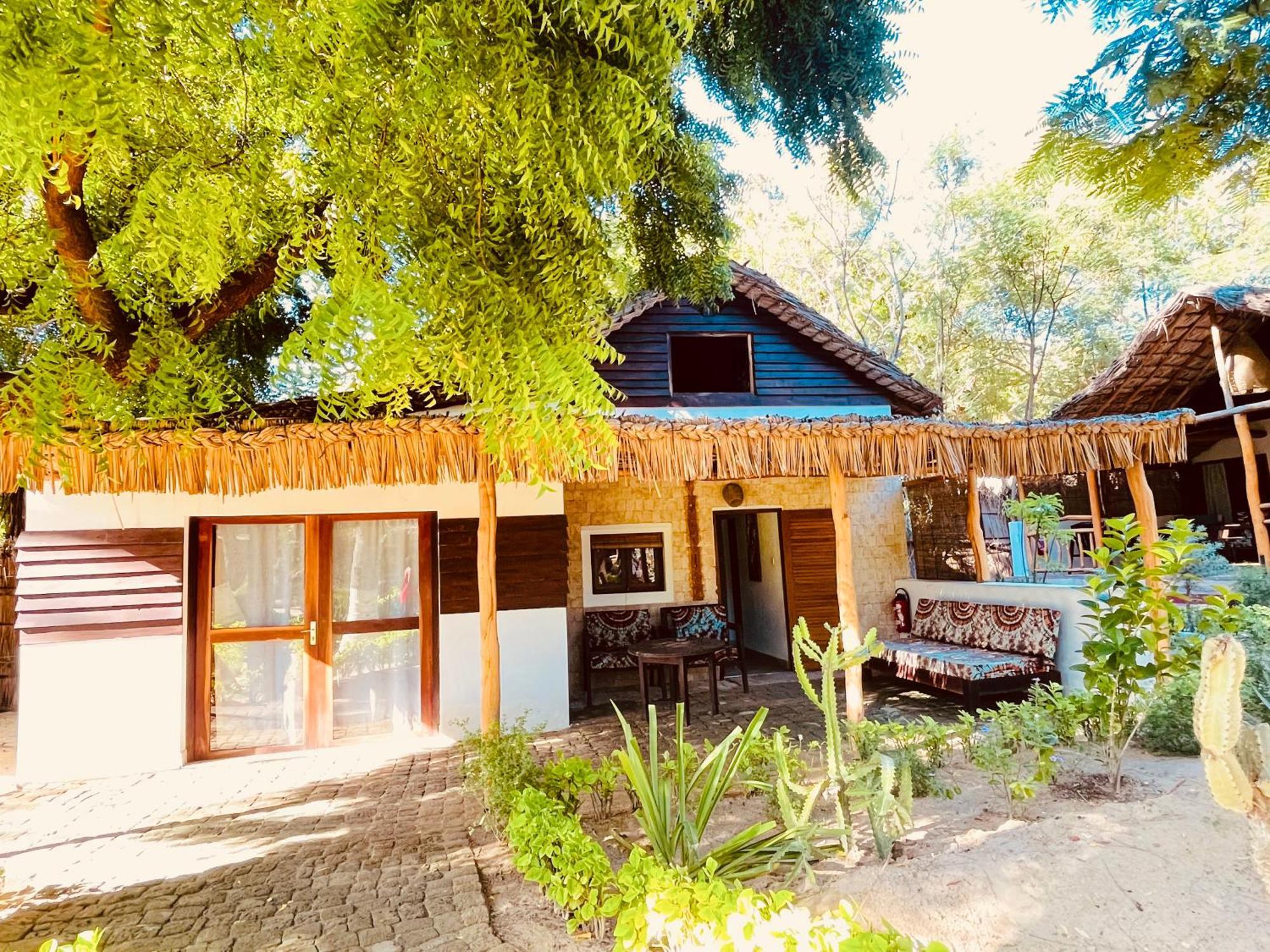 Vovo Telo Lodge Toliara Bagian luar foto