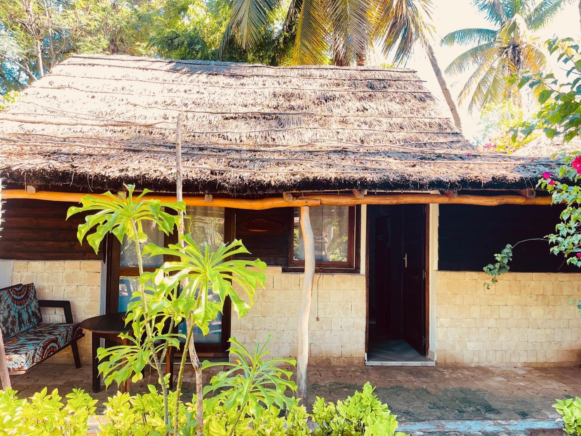 Vovo Telo Lodge Toliara Bagian luar foto