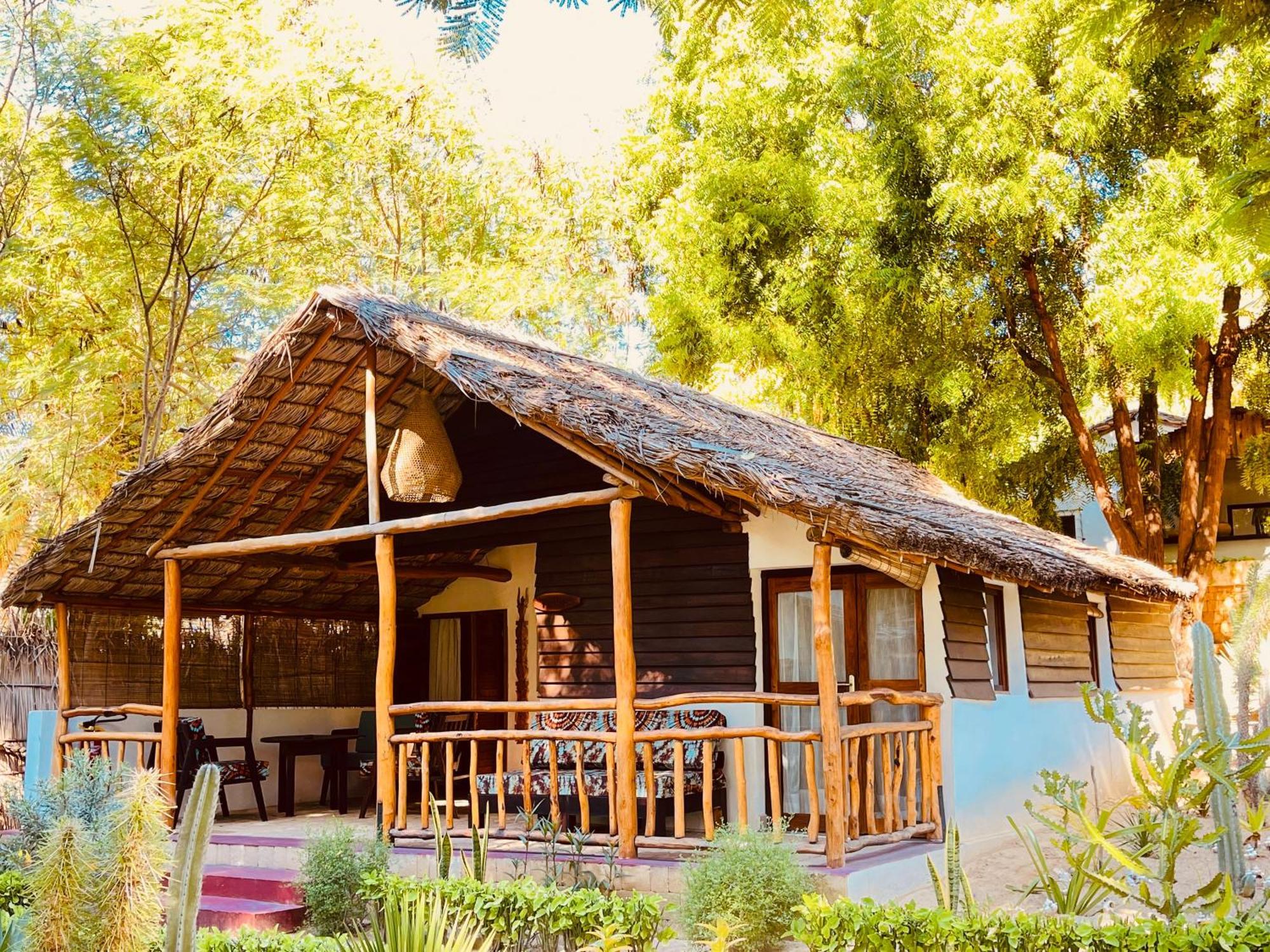 Vovo Telo Lodge Toliara Bagian luar foto