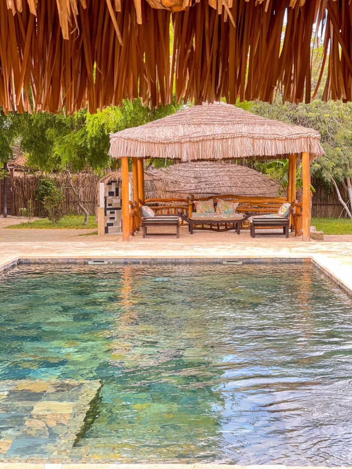 Vovo Telo Lodge Toliara Bagian luar foto