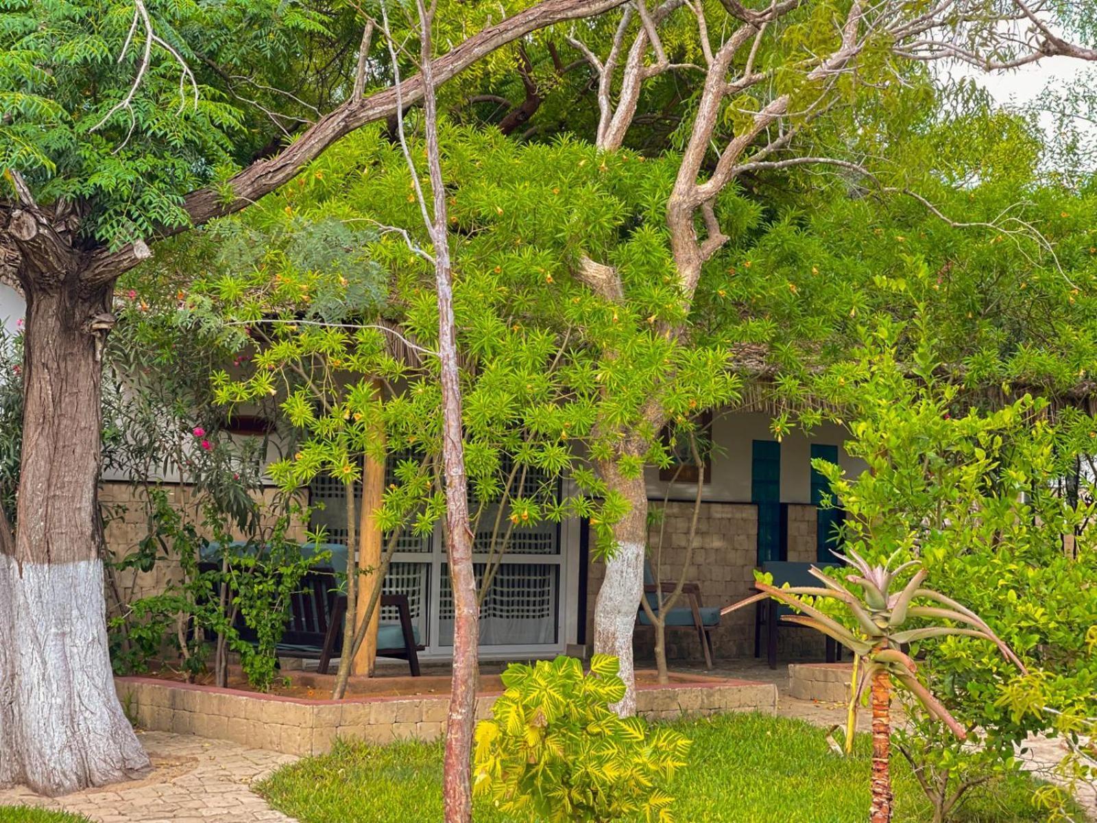 Vovo Telo Lodge Toliara Bagian luar foto