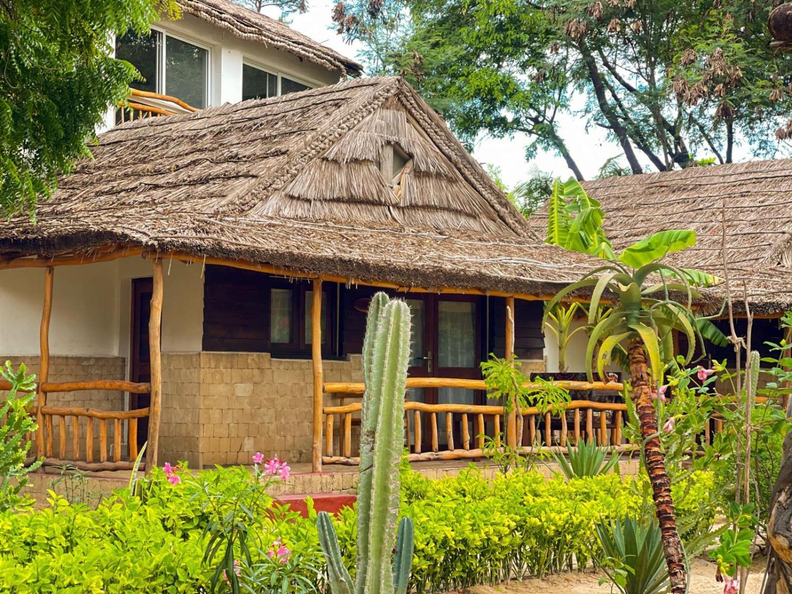 Vovo Telo Lodge Toliara Bagian luar foto