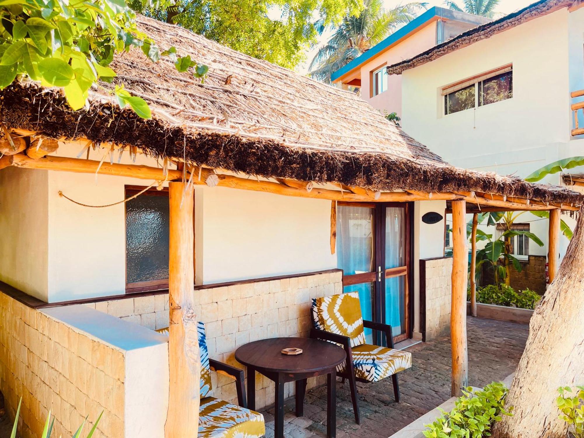 Vovo Telo Lodge Toliara Bagian luar foto