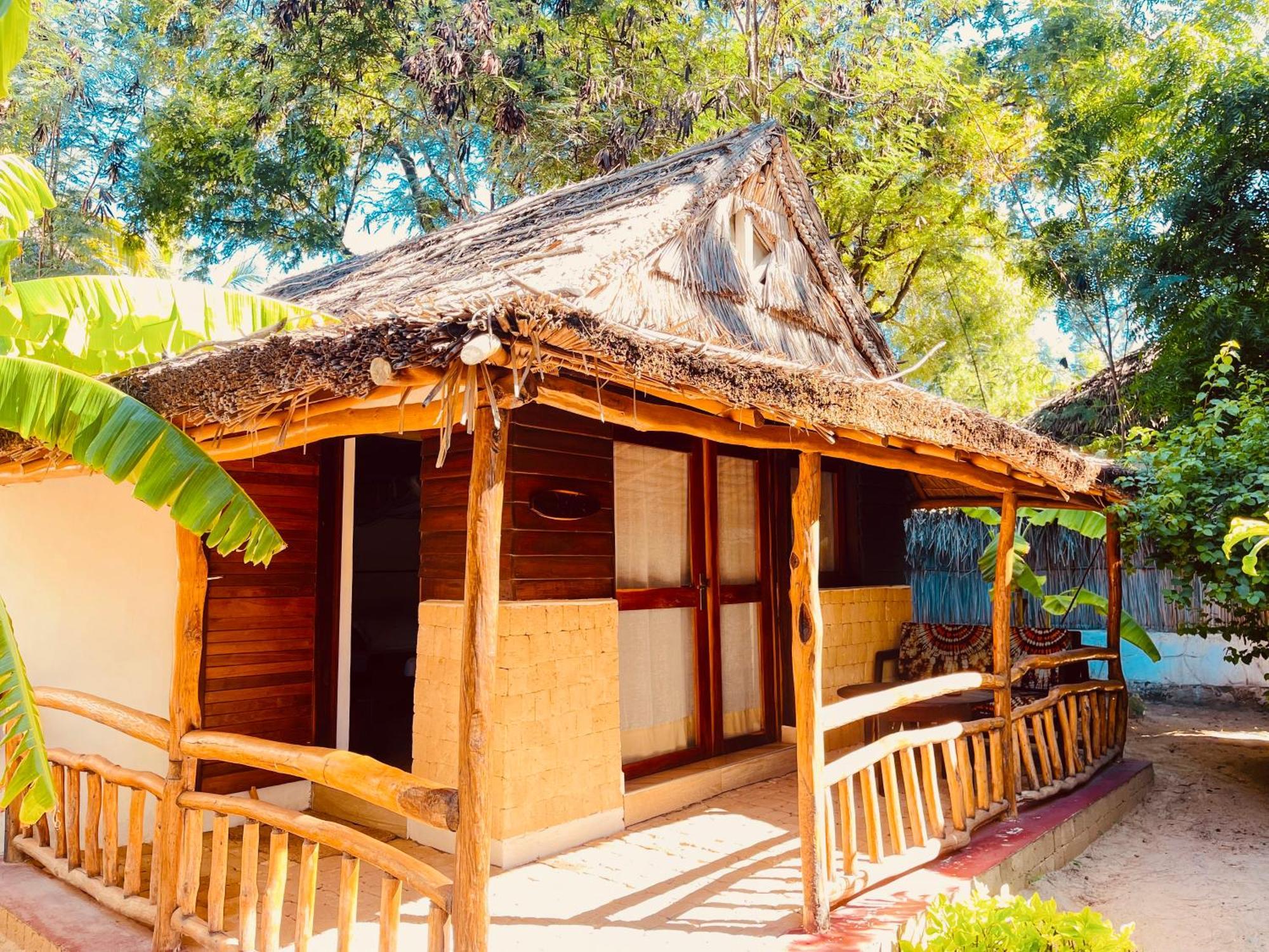 Vovo Telo Lodge Toliara Bagian luar foto