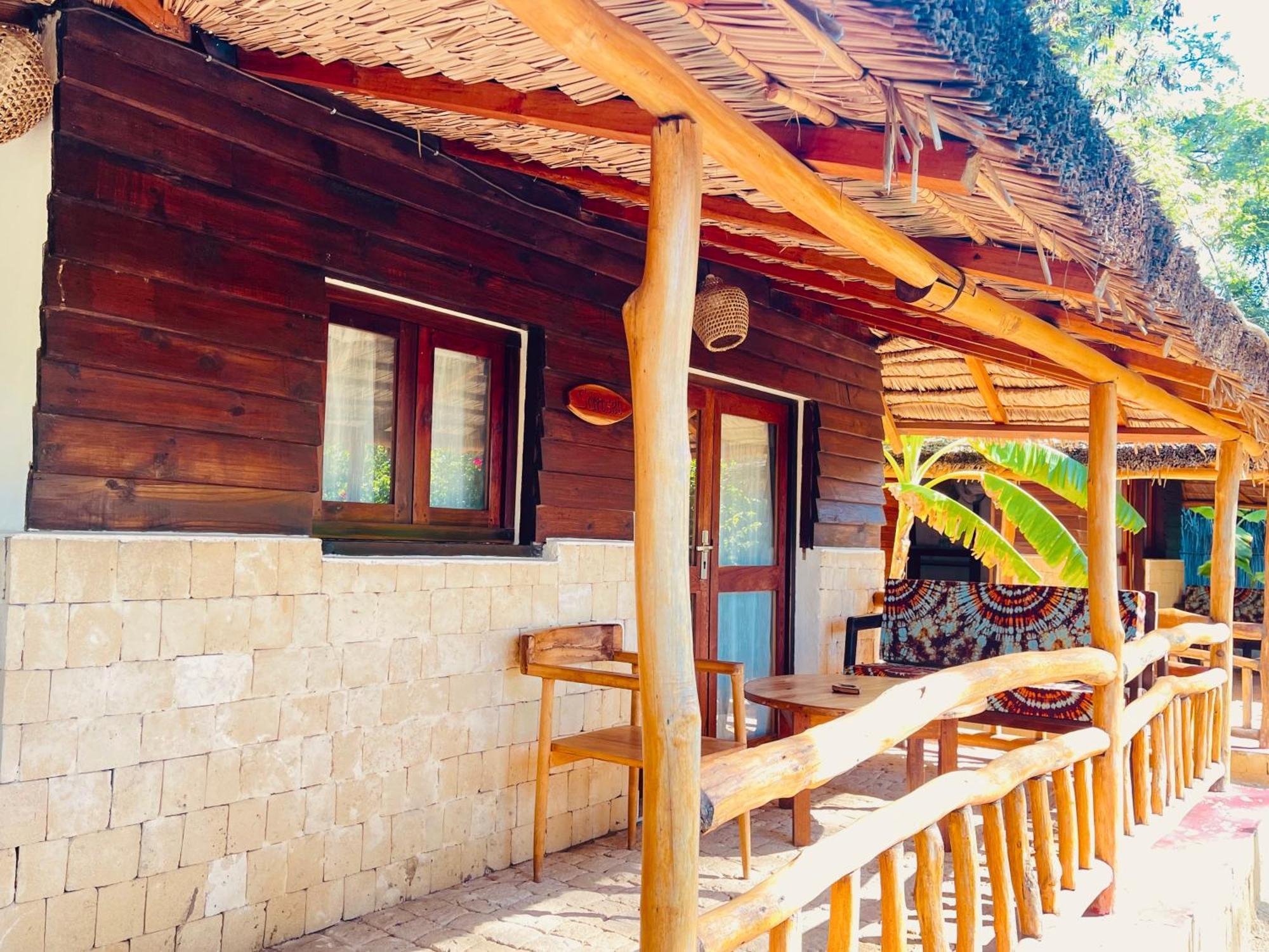 Vovo Telo Lodge Toliara Bagian luar foto