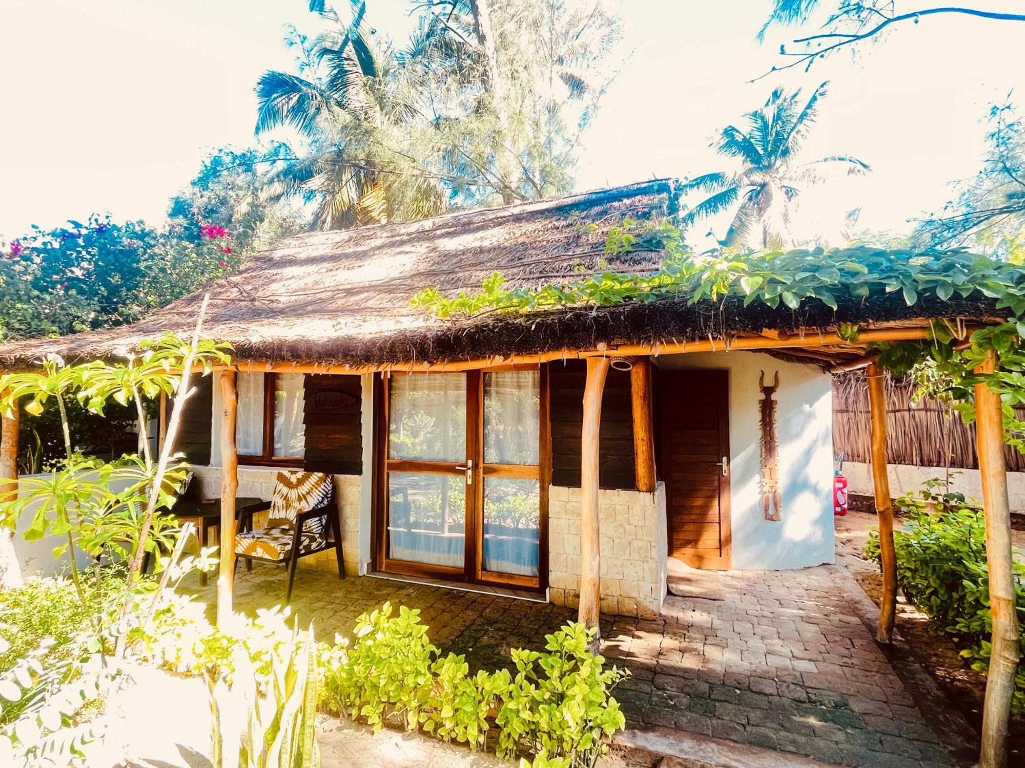 Vovo Telo Lodge Toliara Bagian luar foto