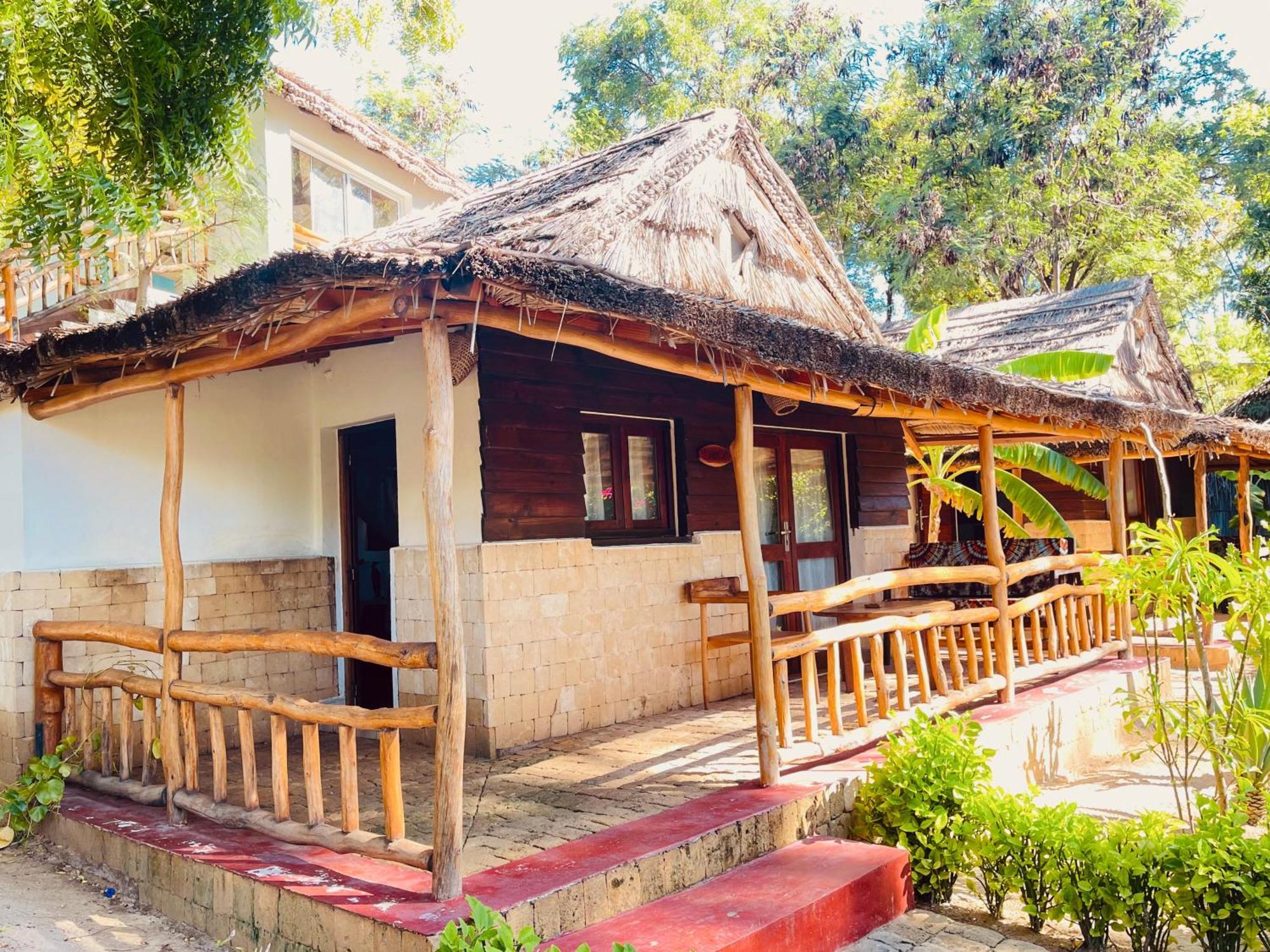Vovo Telo Lodge Toliara Bagian luar foto