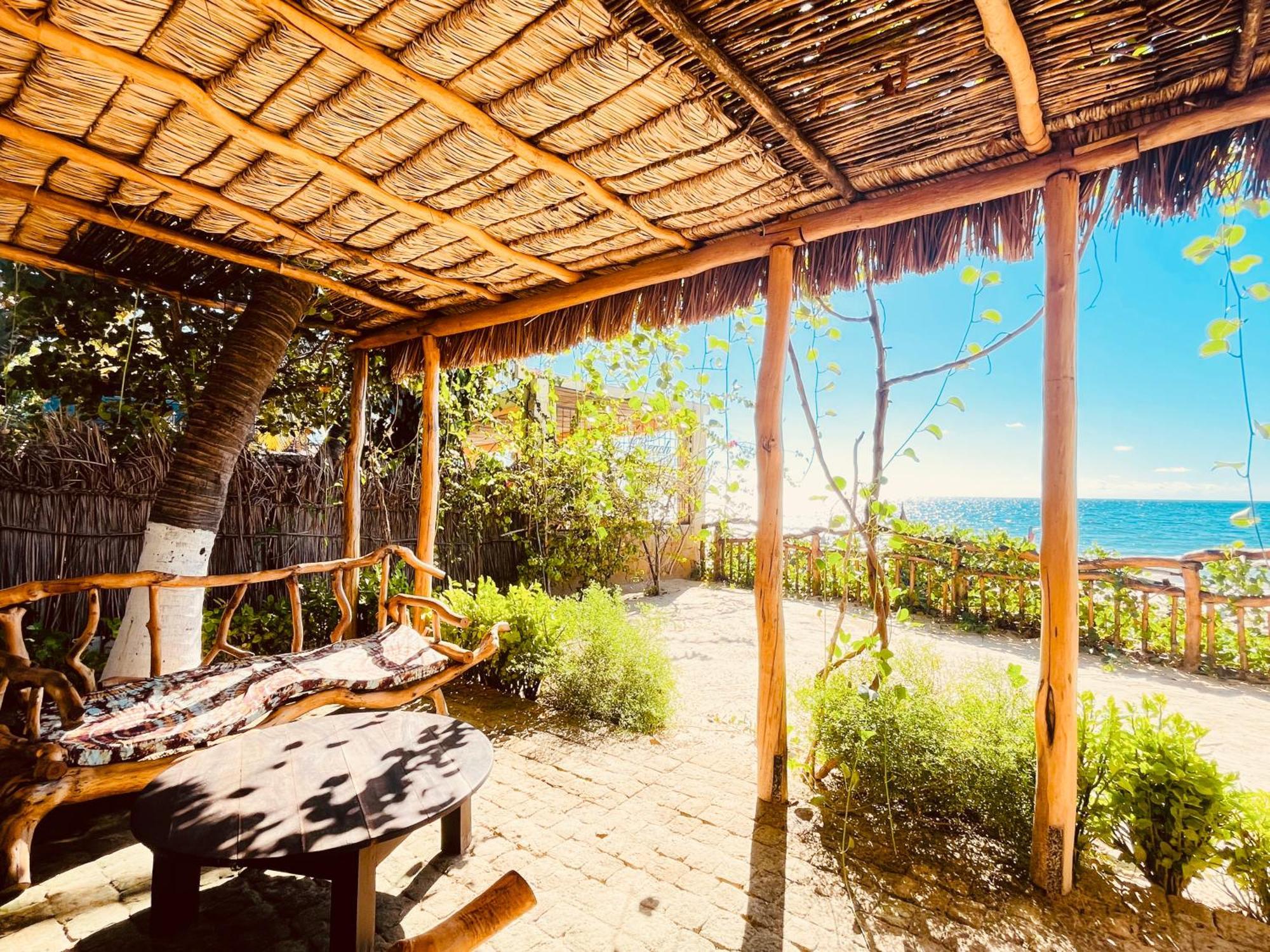 Vovo Telo Lodge Toliara Bagian luar foto