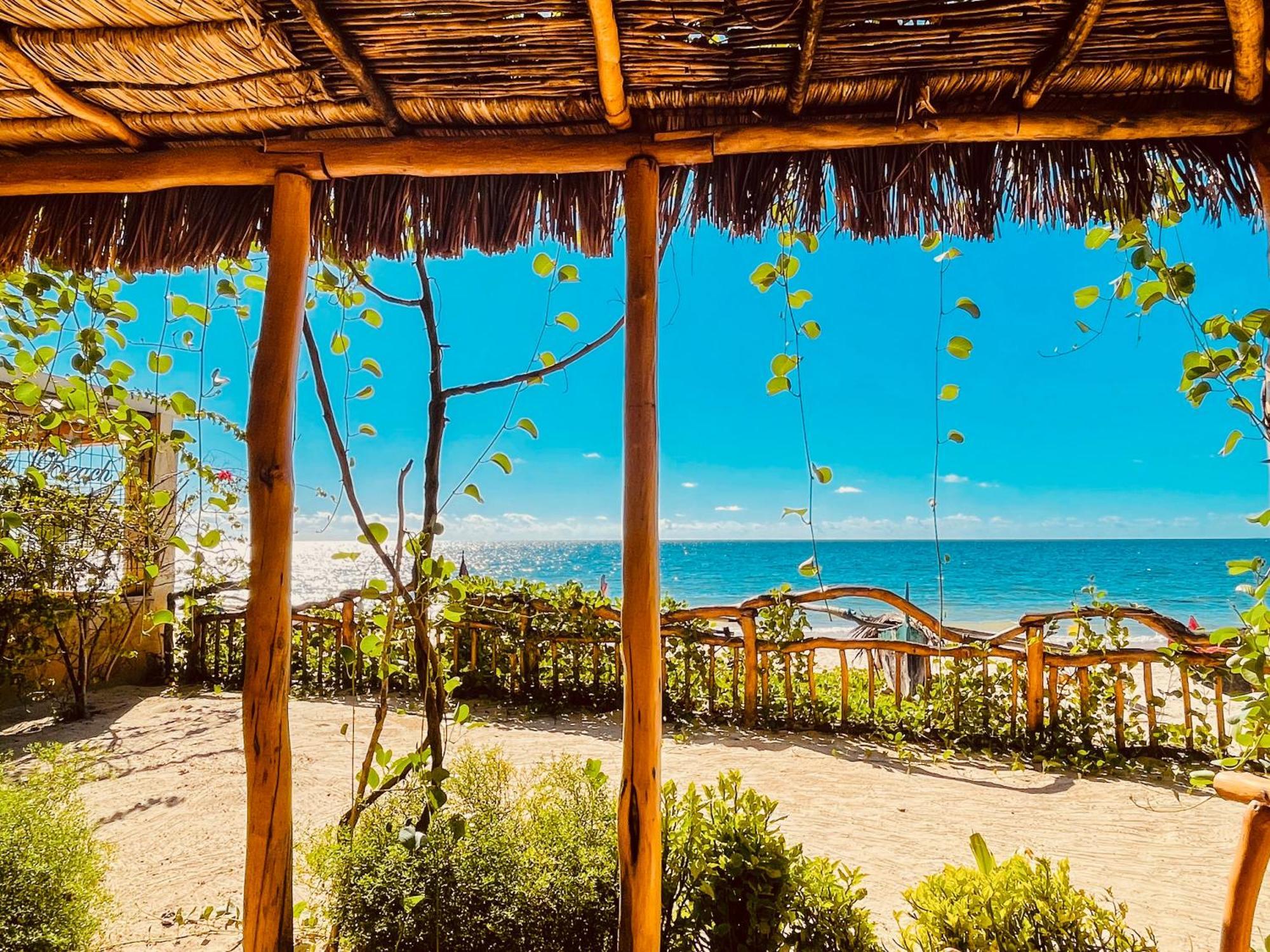 Vovo Telo Lodge Toliara Bagian luar foto
