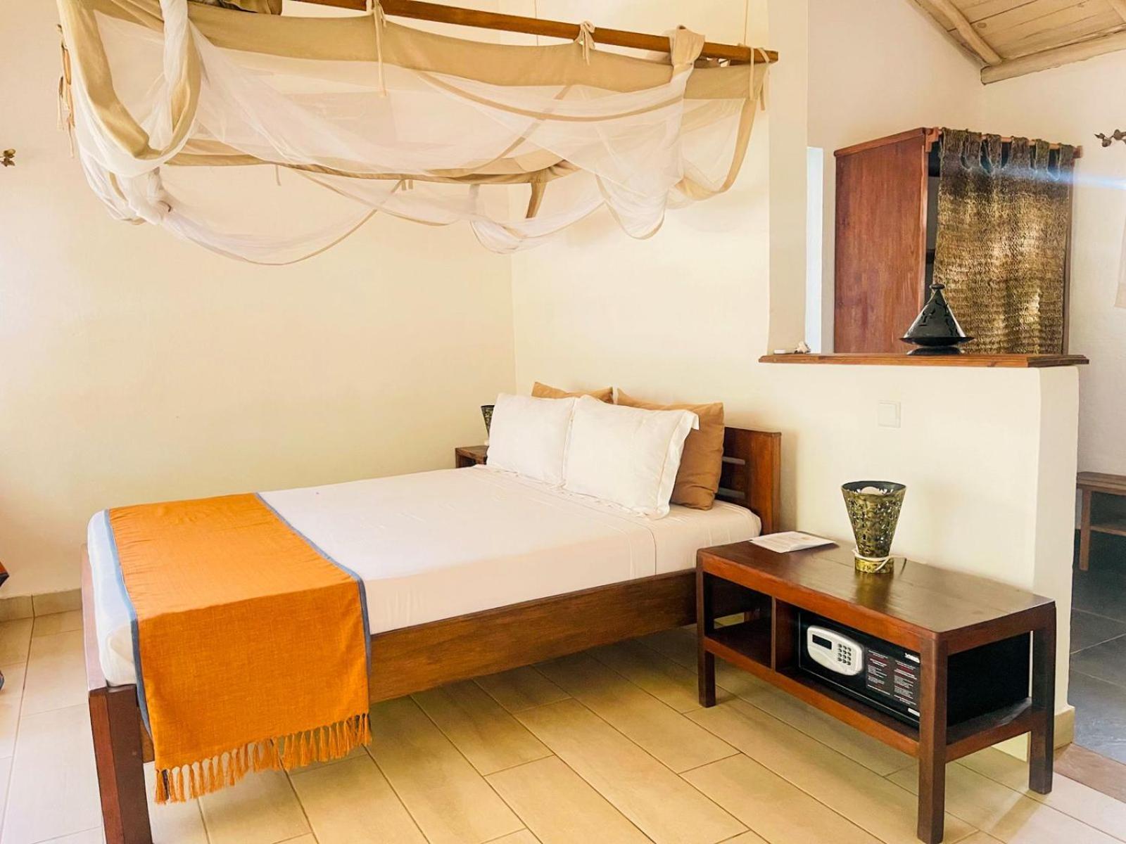 Vovo Telo Lodge Toliara Bagian luar foto