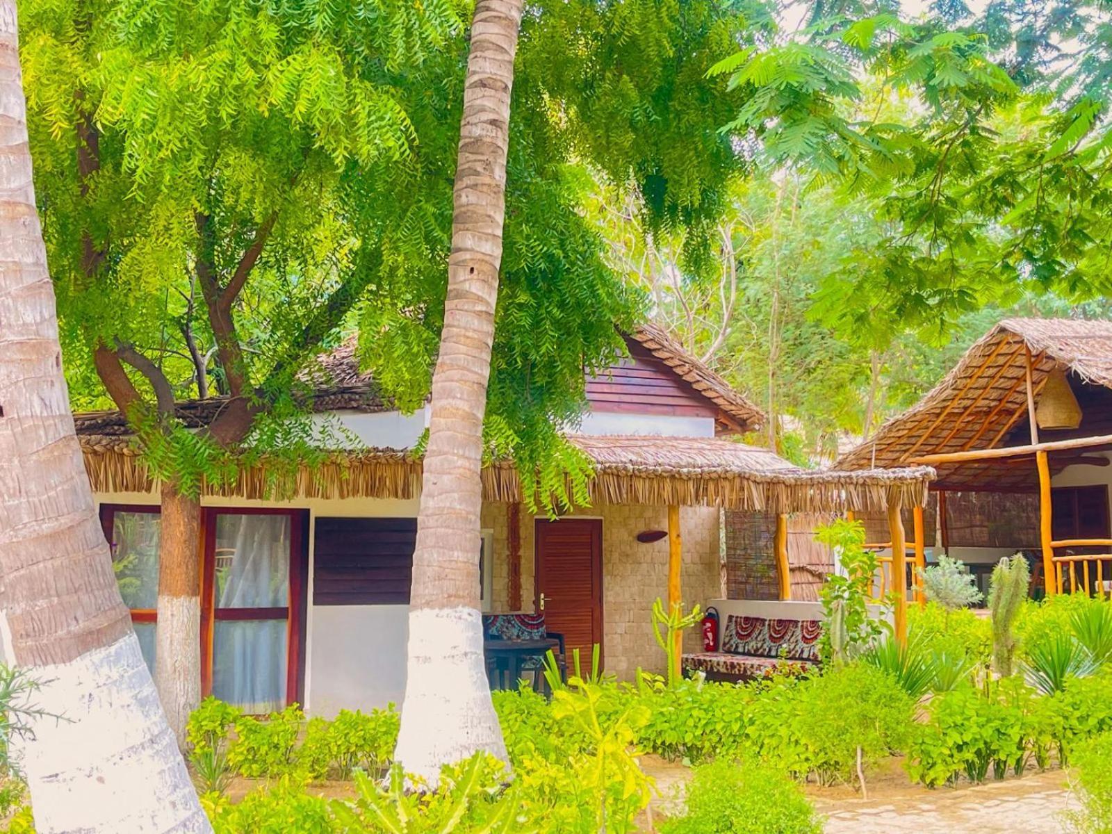 Vovo Telo Lodge Toliara Bagian luar foto