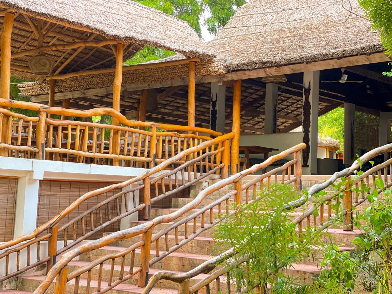 Vovo Telo Lodge Toliara Bagian luar foto