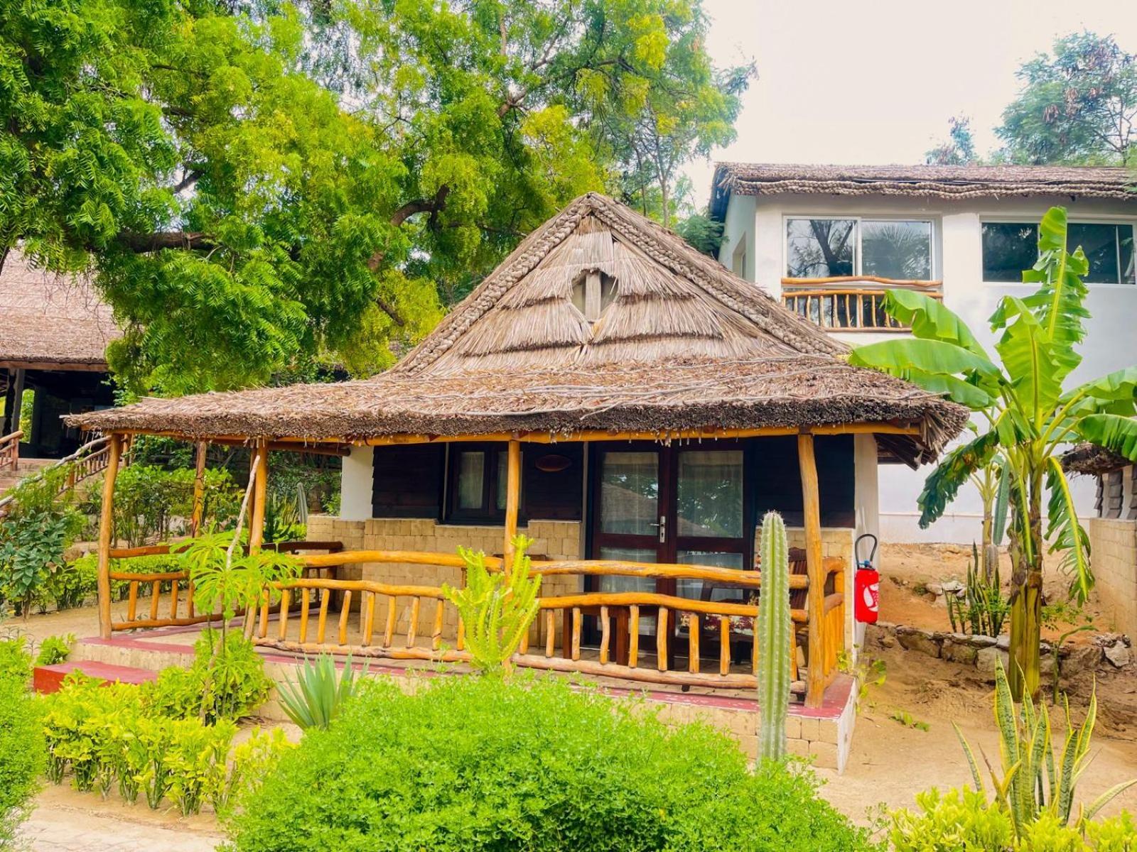 Vovo Telo Lodge Toliara Bagian luar foto
