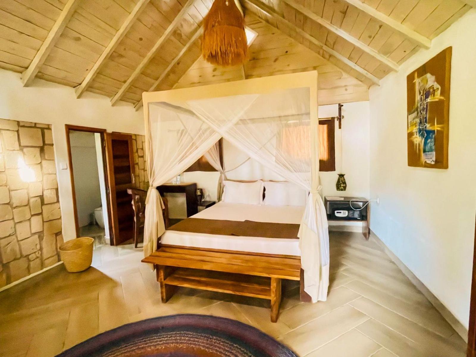Vovo Telo Lodge Toliara Bagian luar foto