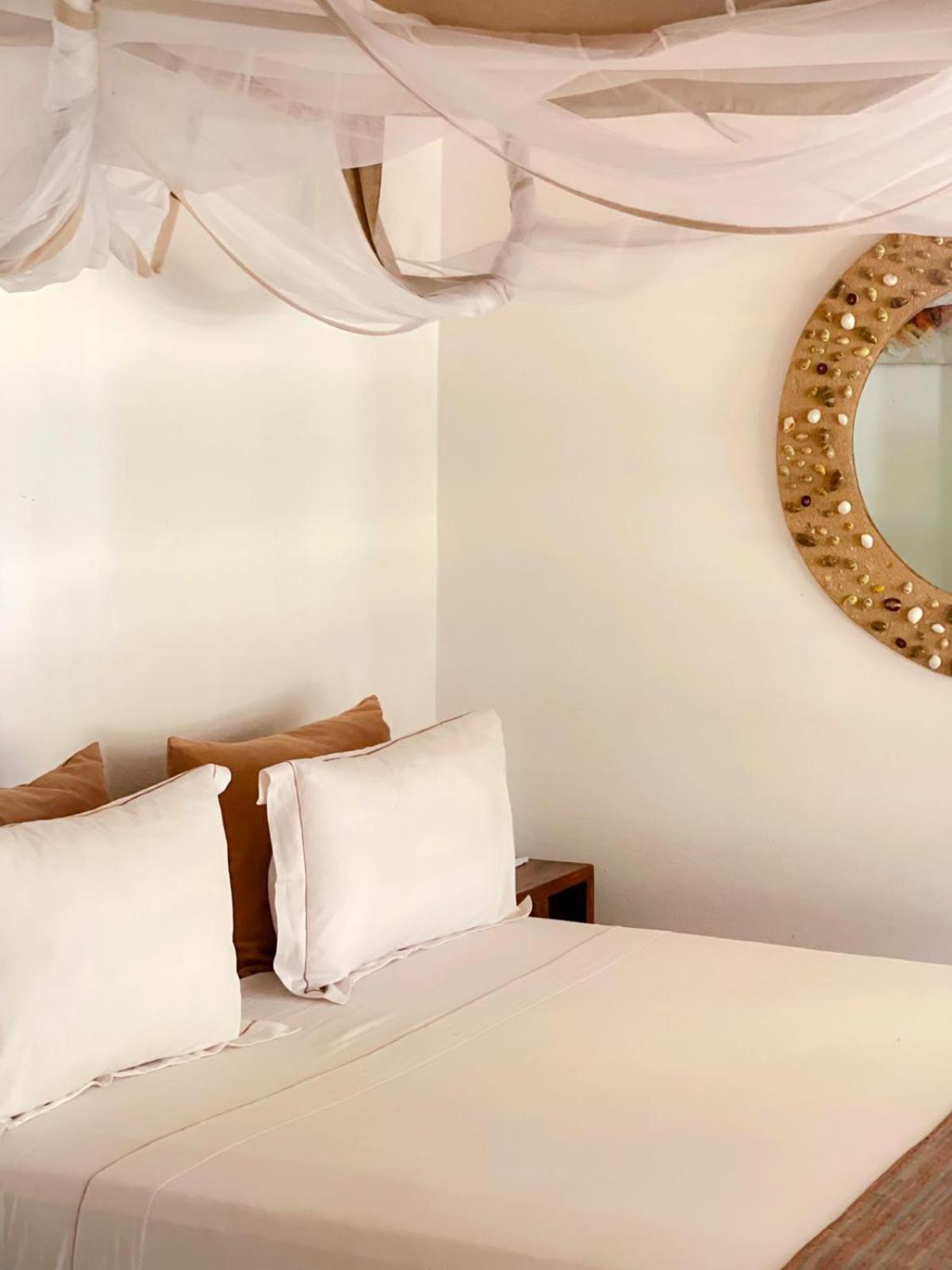 Vovo Telo Lodge Toliara Bagian luar foto