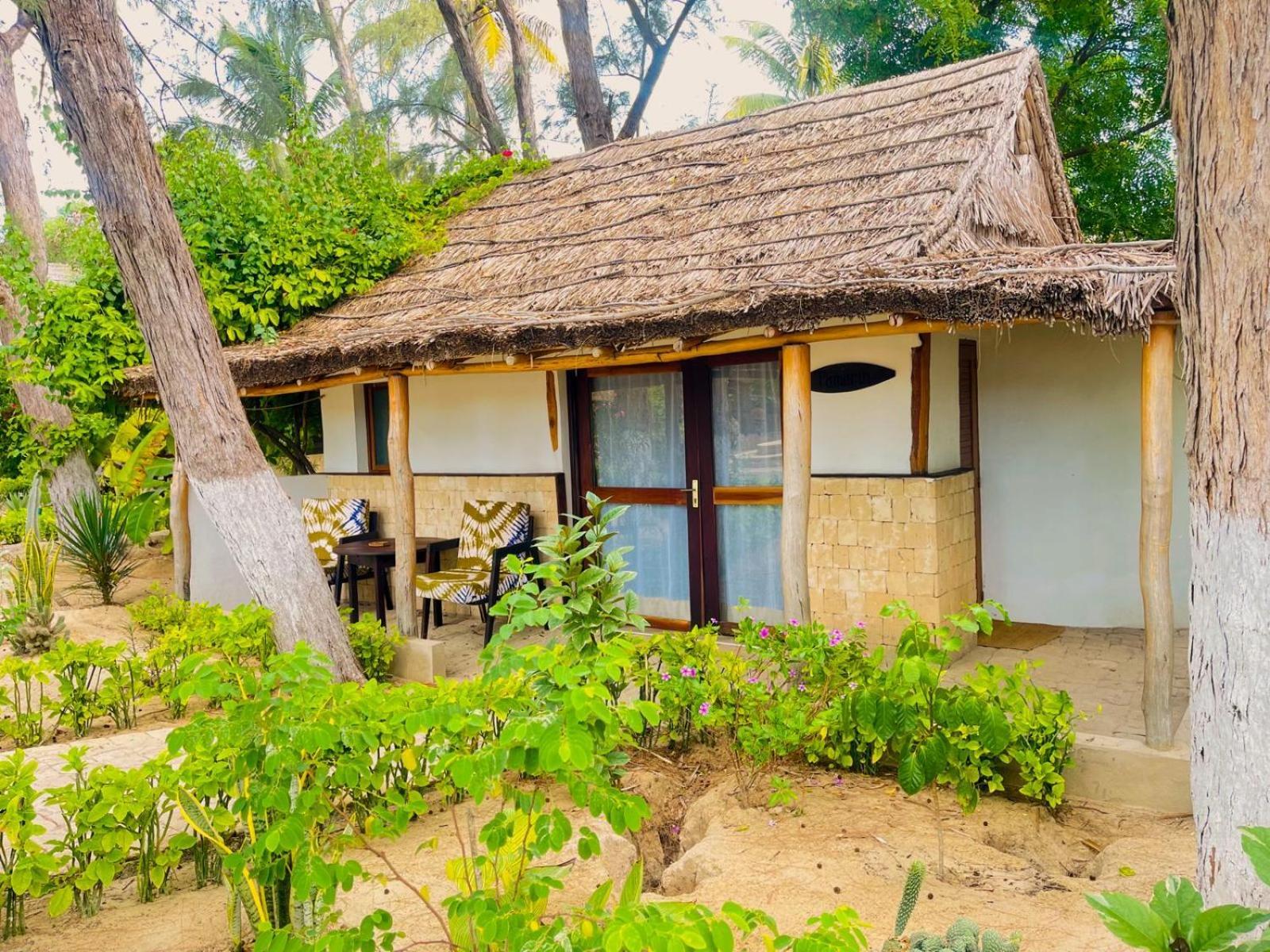 Vovo Telo Lodge Toliara Bagian luar foto